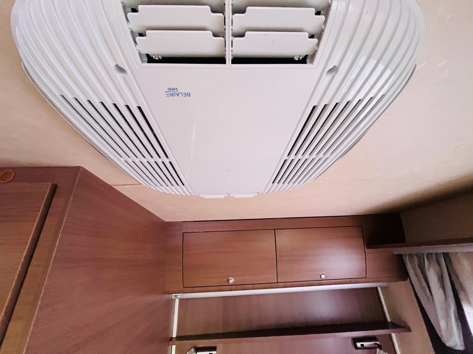 Obrázek zobrazuje klimatizační jednotku v interiéru obytného vozu. Idealní pro pohodlné cestování.