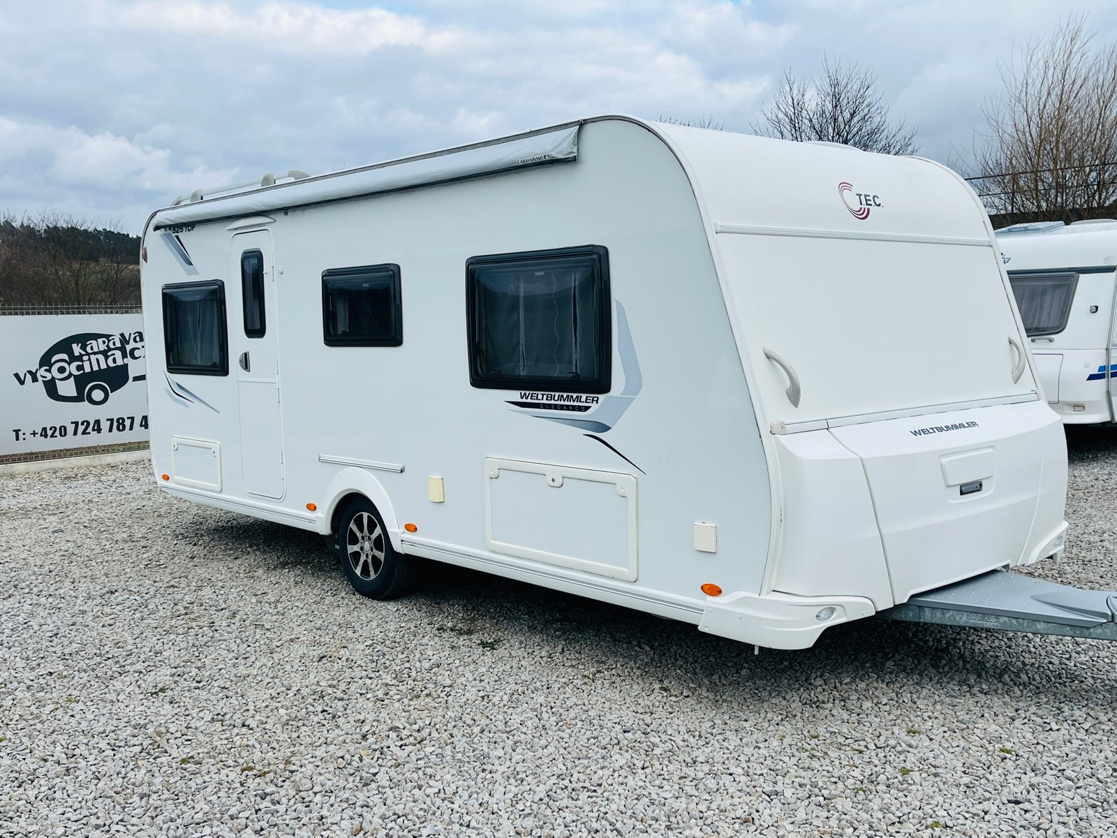 Karavan TEC Weltbummler je bílý a moderní, ideální pro pohodlné cestování a kempování.