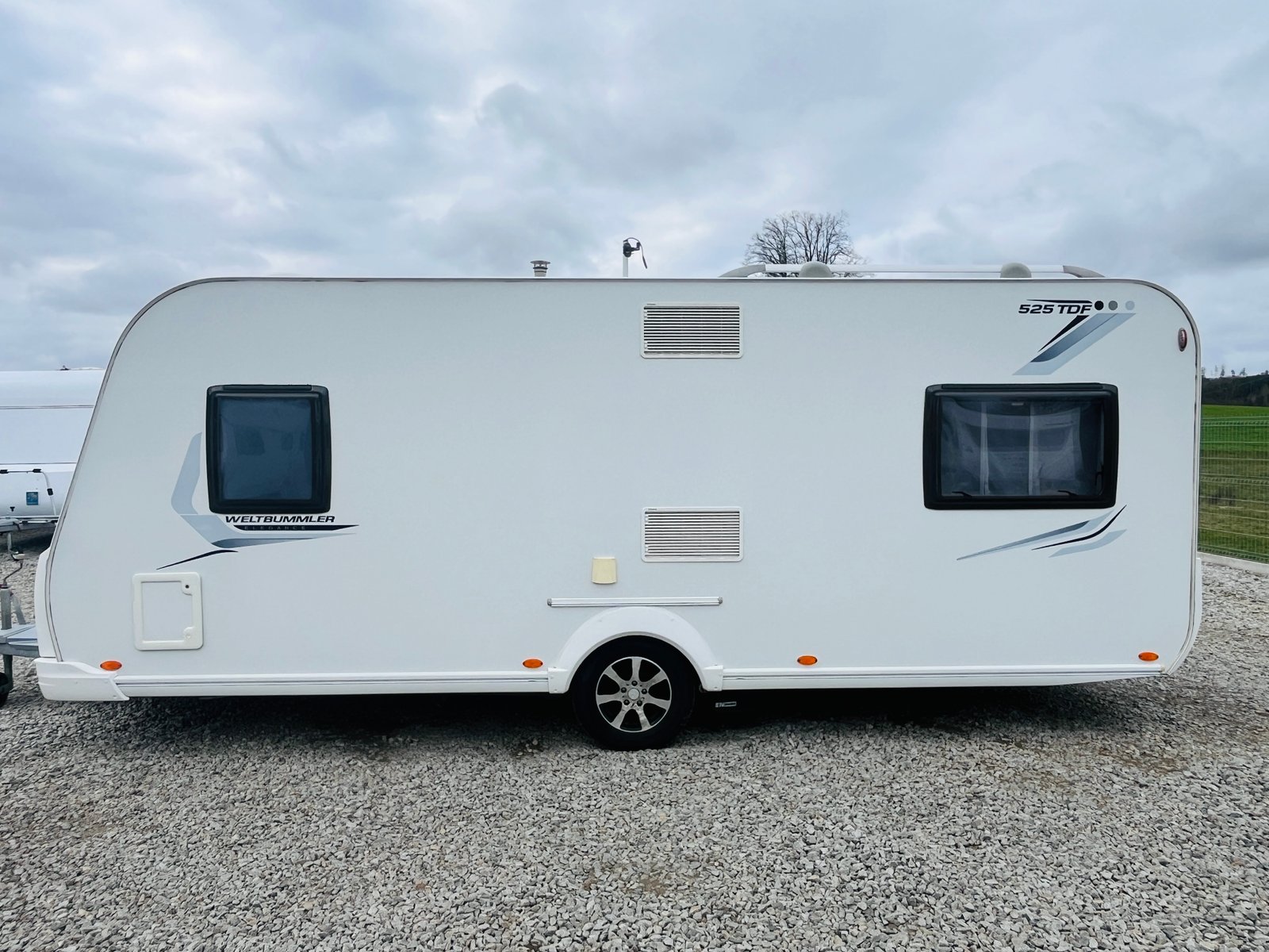 Karavan Weltbummler 525 TDF, ideální pro cestování a kempování v přírodě. Komfort a praktičnost v jednom.