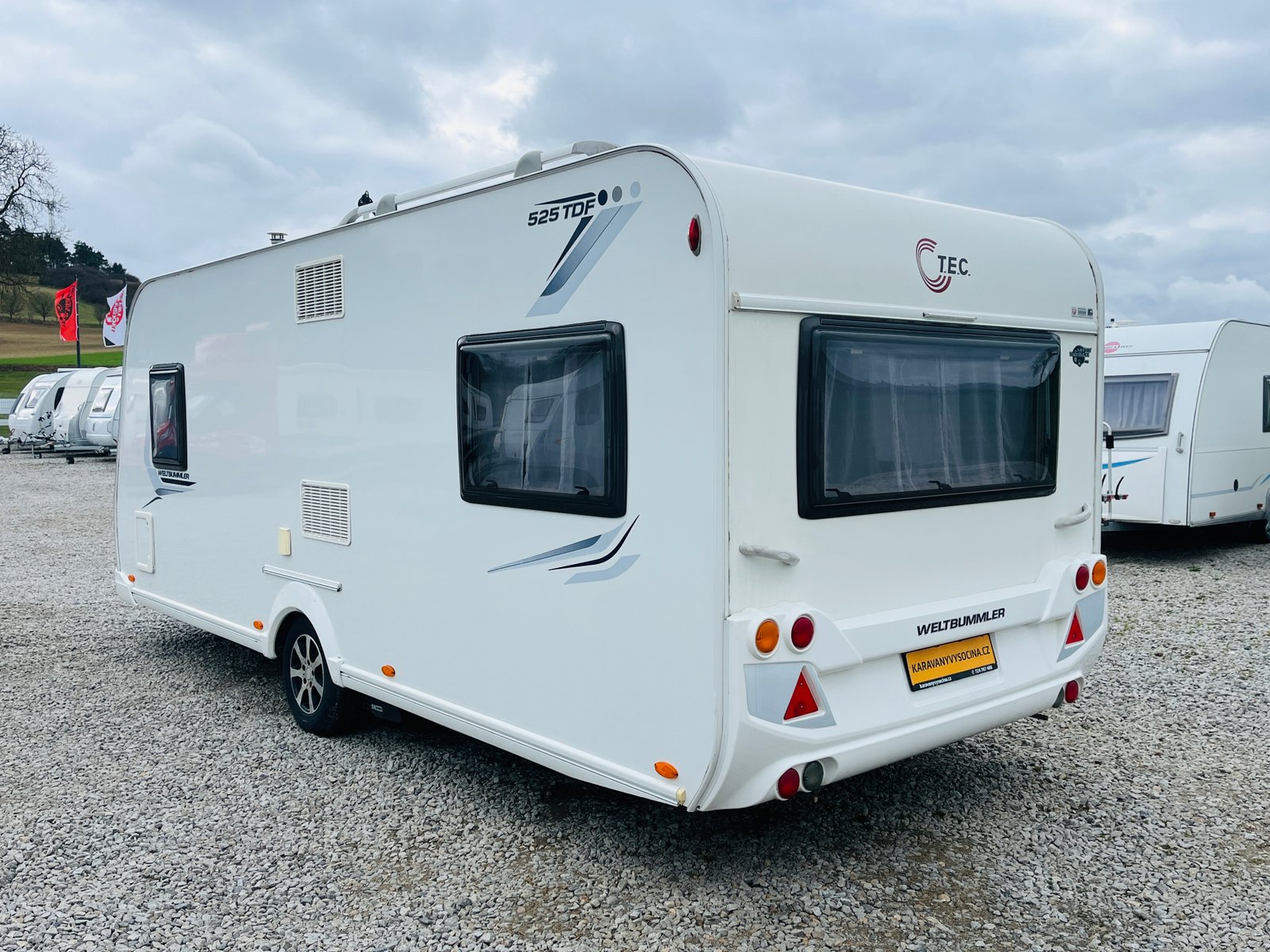 Karavan T.E.C. Weltbummler 525 TDF, bílé provedení, ideální pro pohodlné cestování.