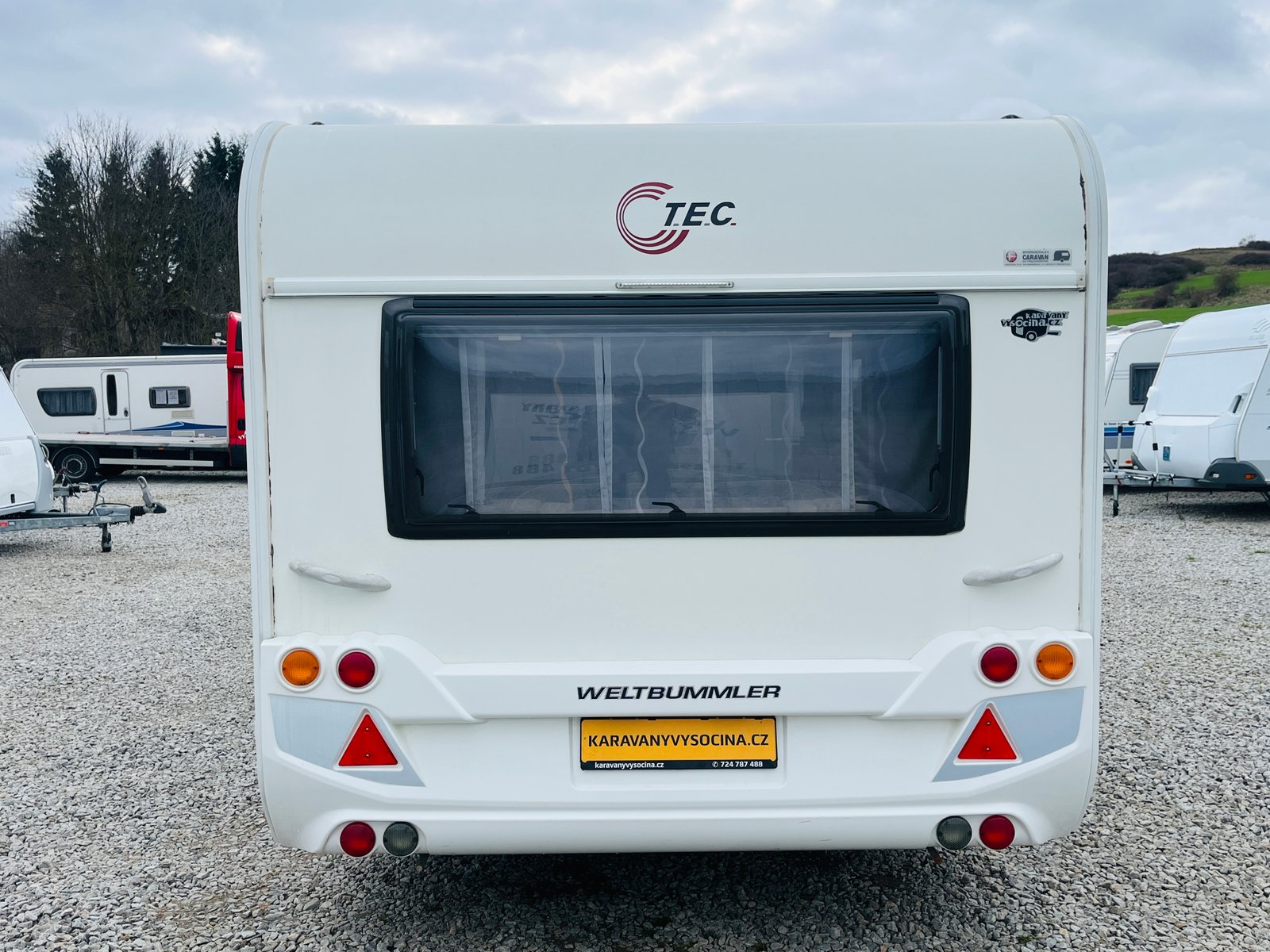 Karavan TEC Weltbummler, ideální pro komfortní cestování a dobrodružství na cestách.