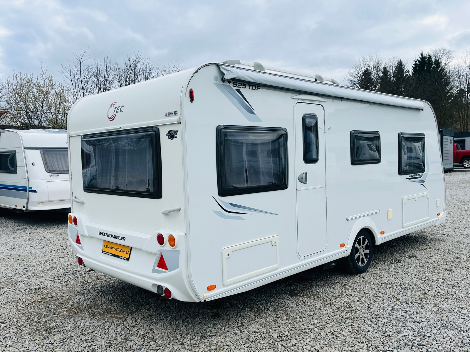 Karavan TEC 525 TDF, moderní a prostorný, ideální pro pohodlné cestování a dobrodružství.