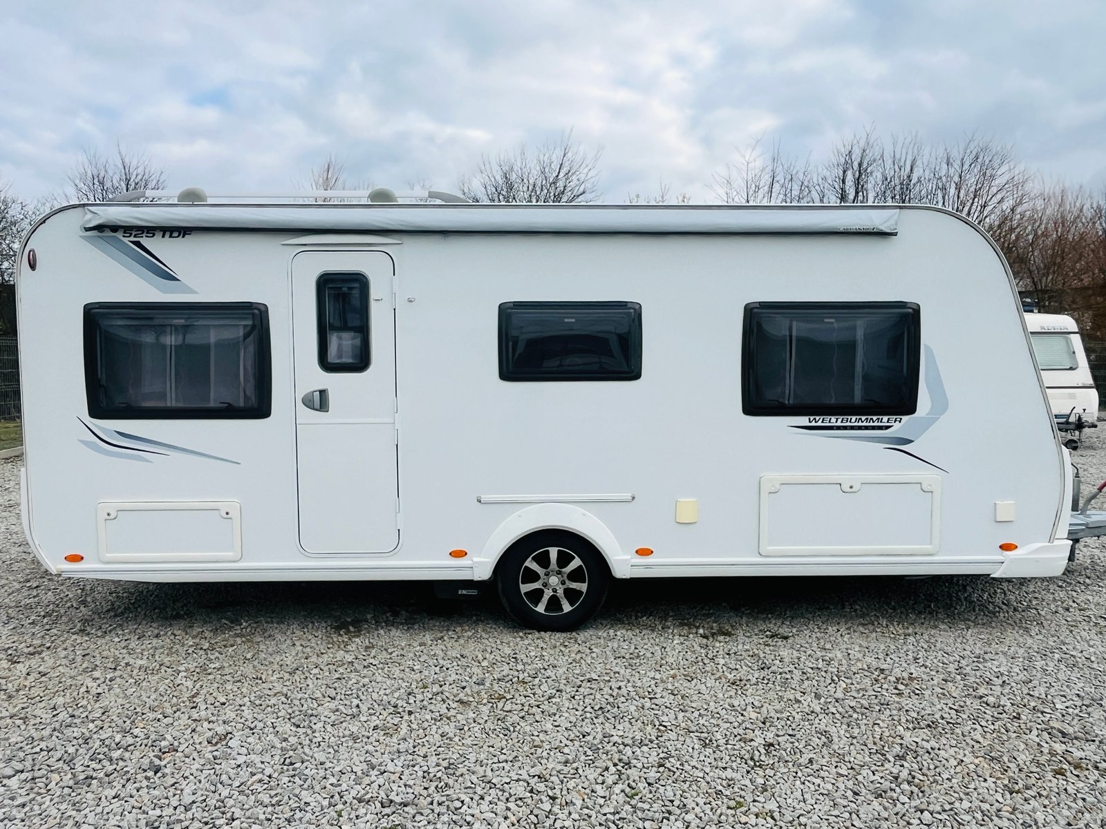 Karavan Weltbummler 525 TDF s moderním designem a praktickými detaily pro pohodlné cestování.