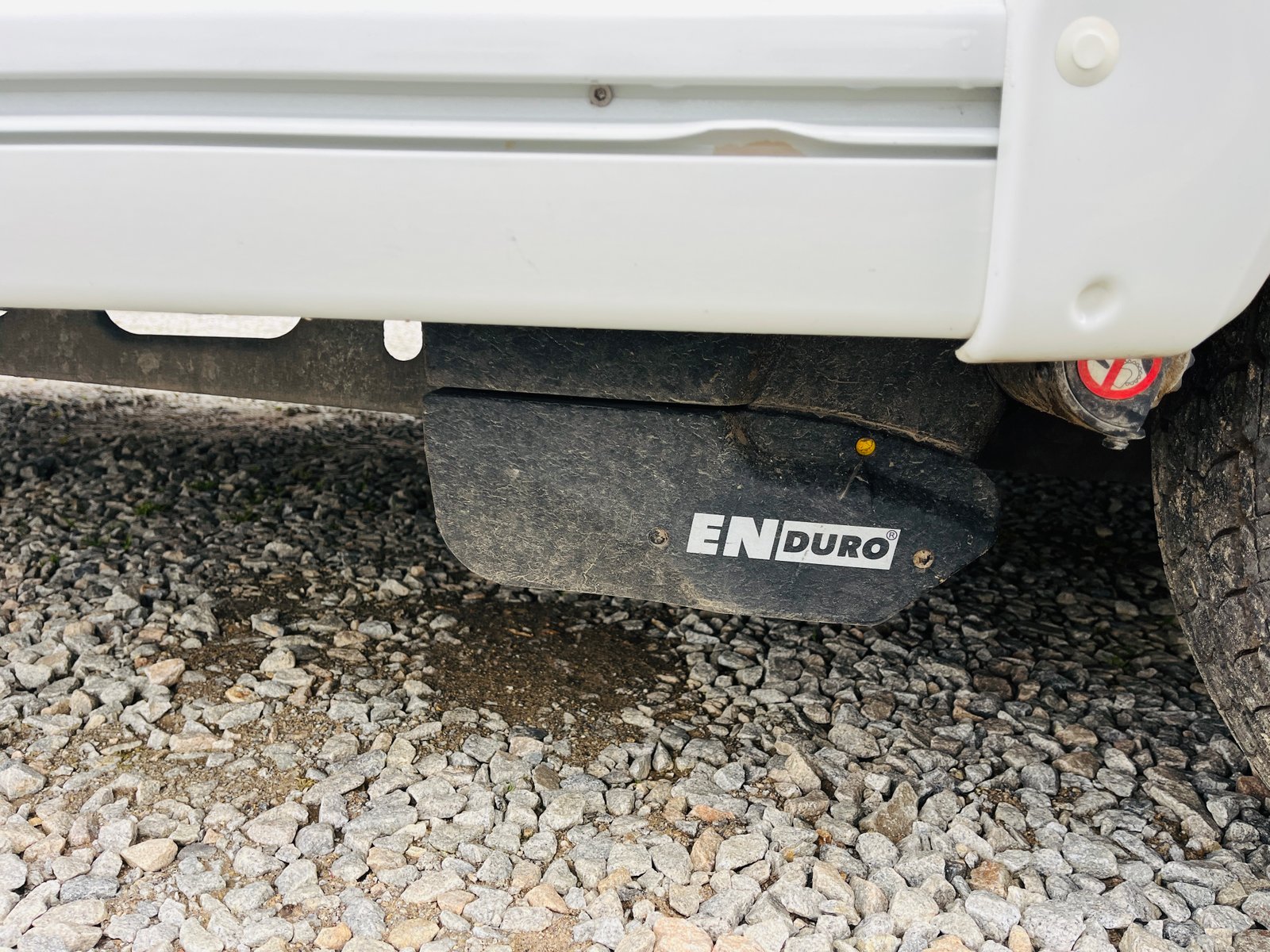 Obrázek ukazuje spodní část obytného auta, na kterém je vidět značka ENDURO.