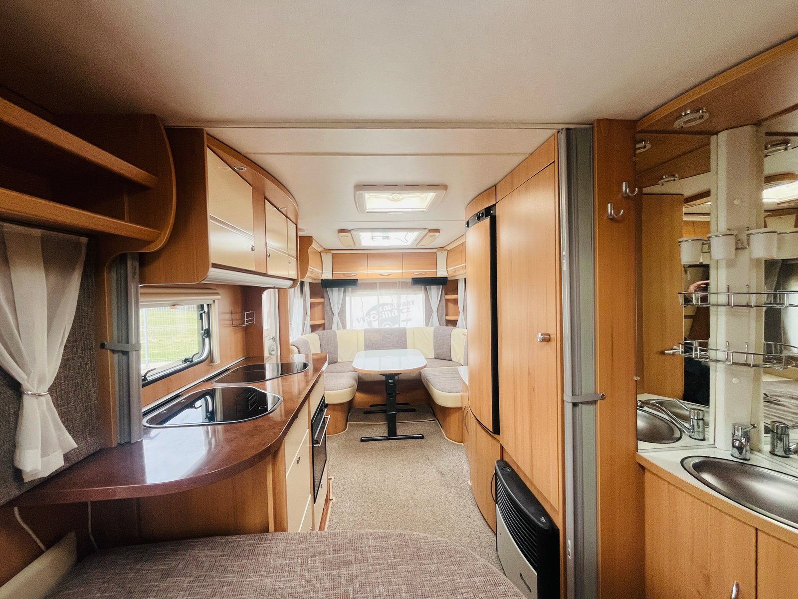 Prostorný interiér karavanu s moderním vybavením a pohodlným sezením. Ideální pro rodinné výlety.