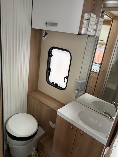 Koupelna karavanu, moderní úložné prostory a dvě umyvadla. Ideální pro komfortní cestování.