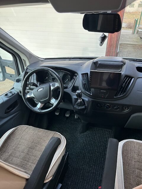 Interiér obytného auta Ford, moderní design s pohodlnými sedadly a multifunkčním panelem. Ideální na cestování!