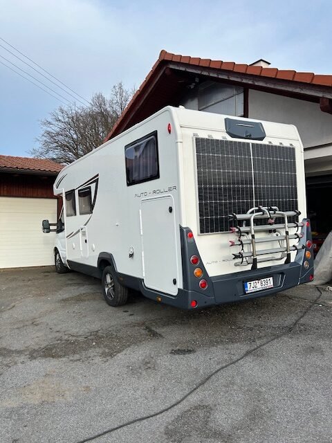 Obytné auto Auto-Roller s solárními panely, ideální pro dobrodružství na cestách.