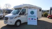 Obytné auto Mercedes, ideální pro cestování a kempování, vystaveno na prodejním místě Camping World Neugebauer.