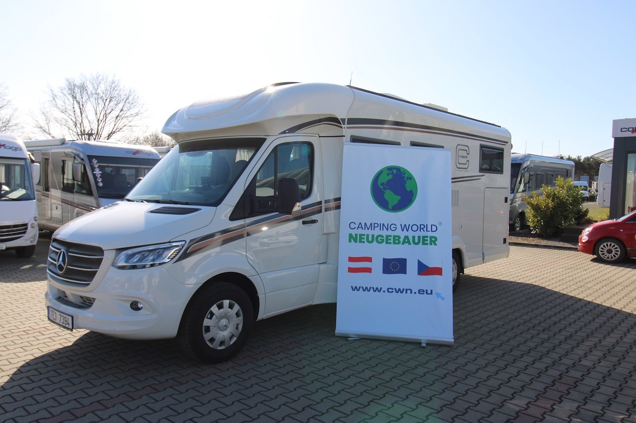 Obytné auto Mercedes, ideální pro cestování a kempování, vystaveno na prodejním místě Camping World Neugebauer.