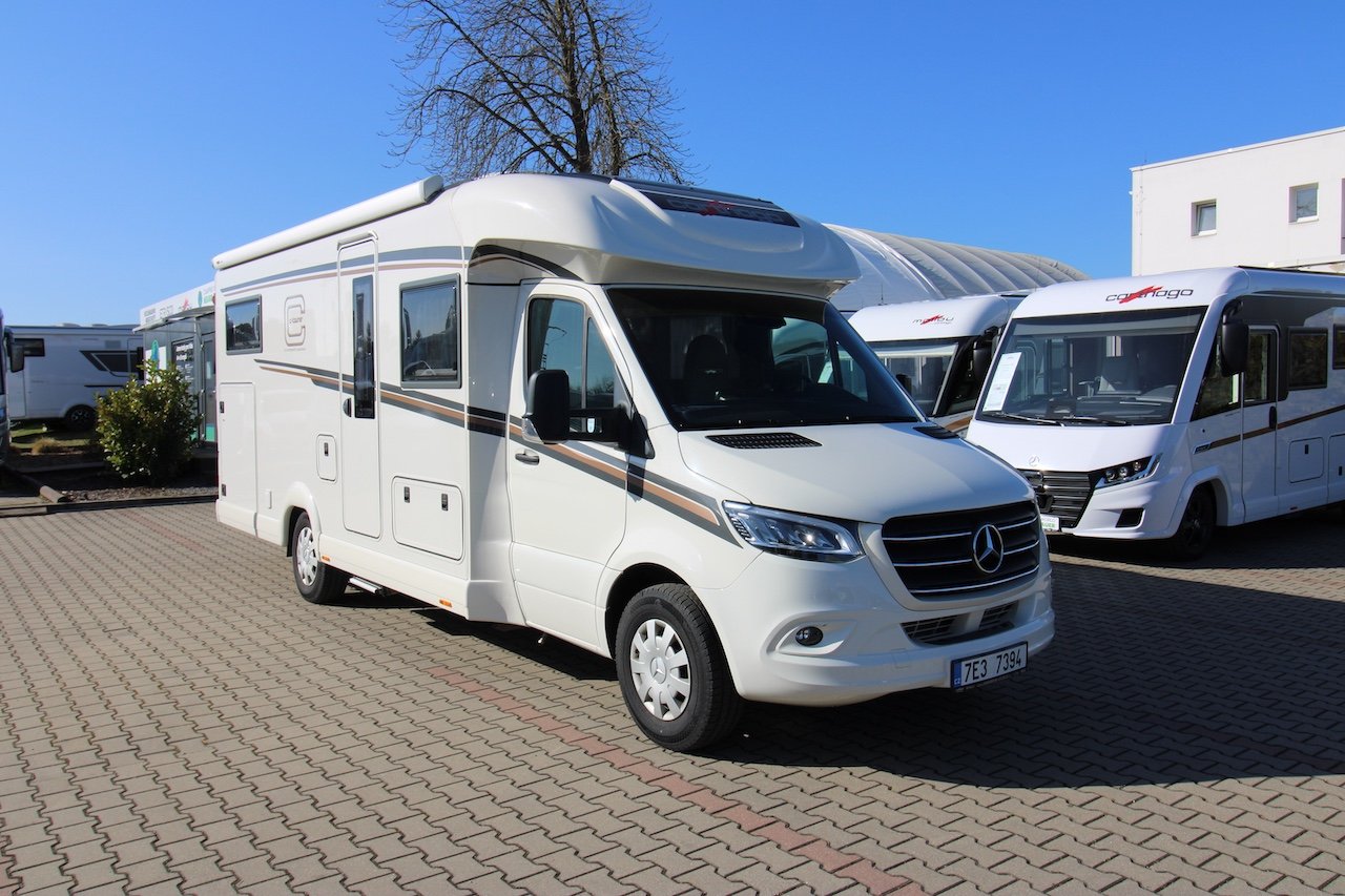 Obytné auto Mercedes, moderní a prostorné, ideální pro komfortní cestování. Perfektní společník na dobrodružství.