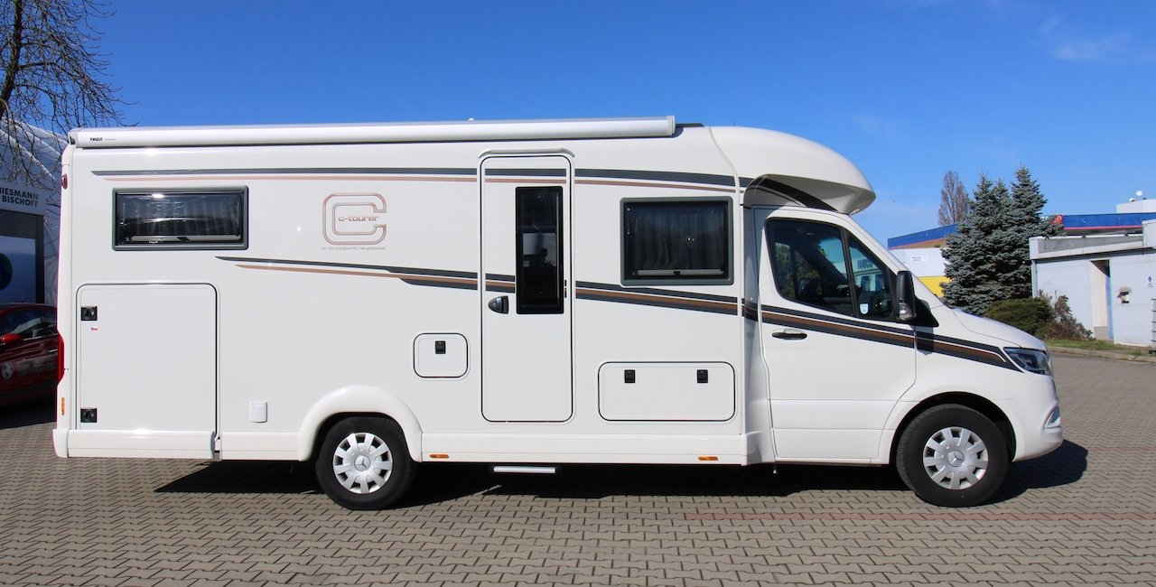 Obytné auto, model C-Tourer, s moderním designem a prostornými interiéry pro pohodlné cestování.