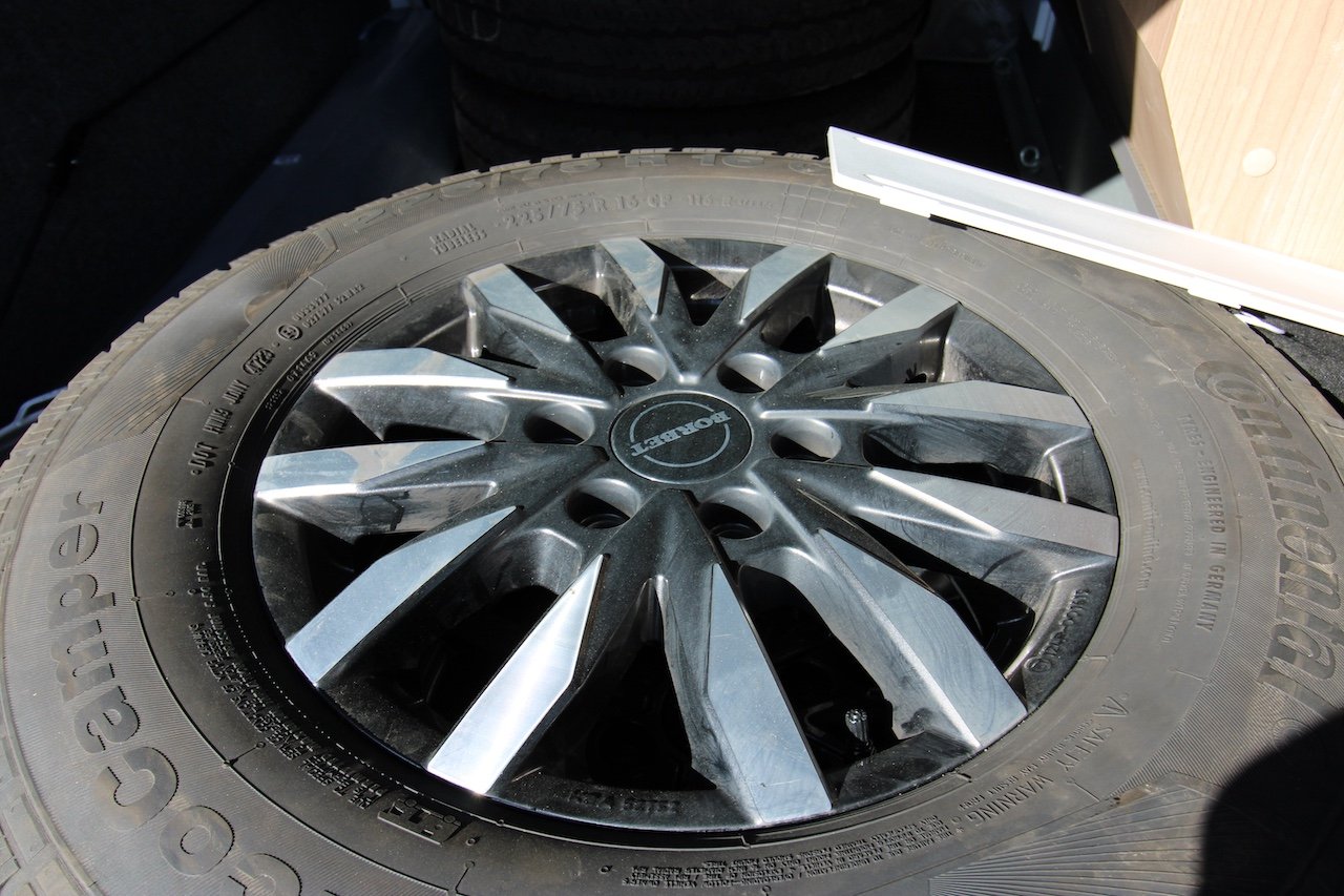 Na obrázku je kolo s diskem značky Porekt a pneumatikou Continental pro obytné auto.