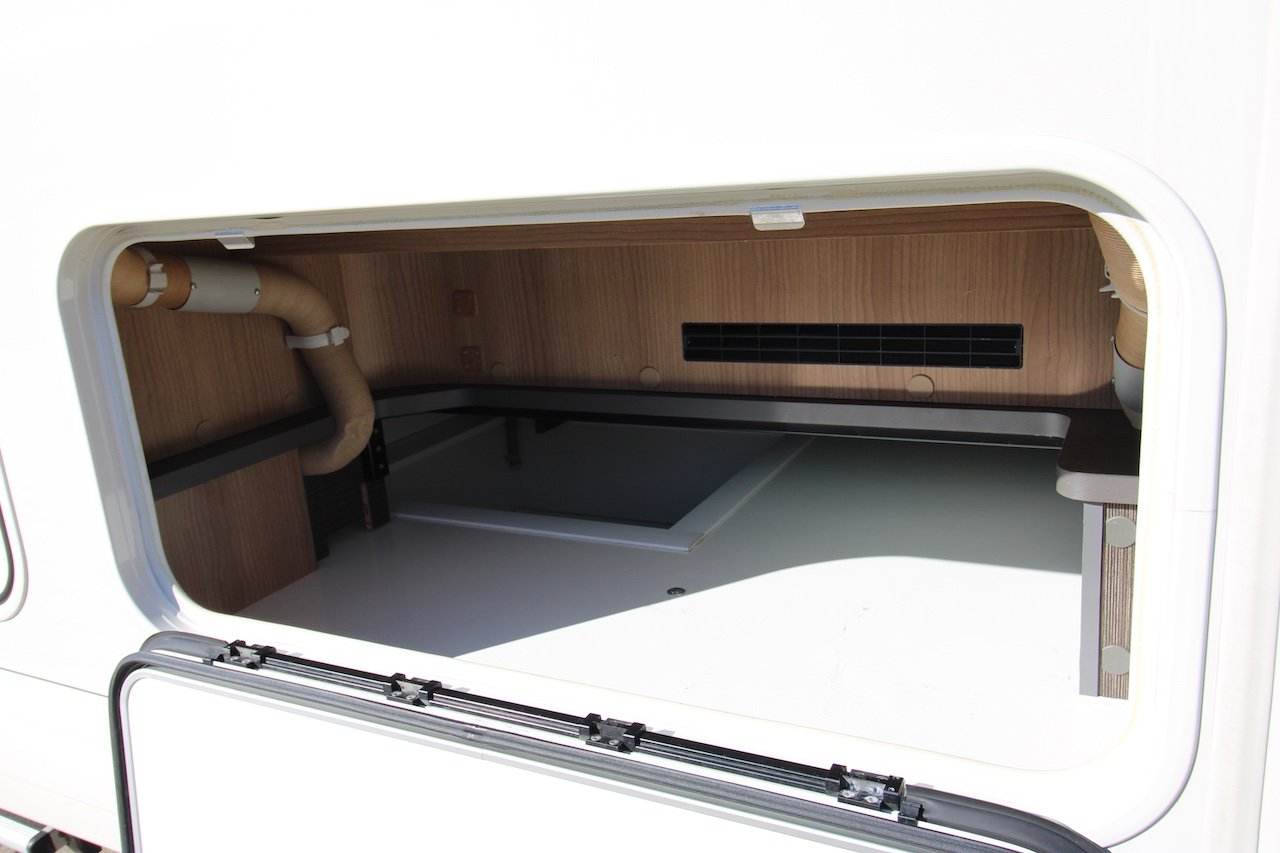 Obrázek interiéru úložného prostoru obytného auta. Pro praktické využití na cestách nebo kempování.