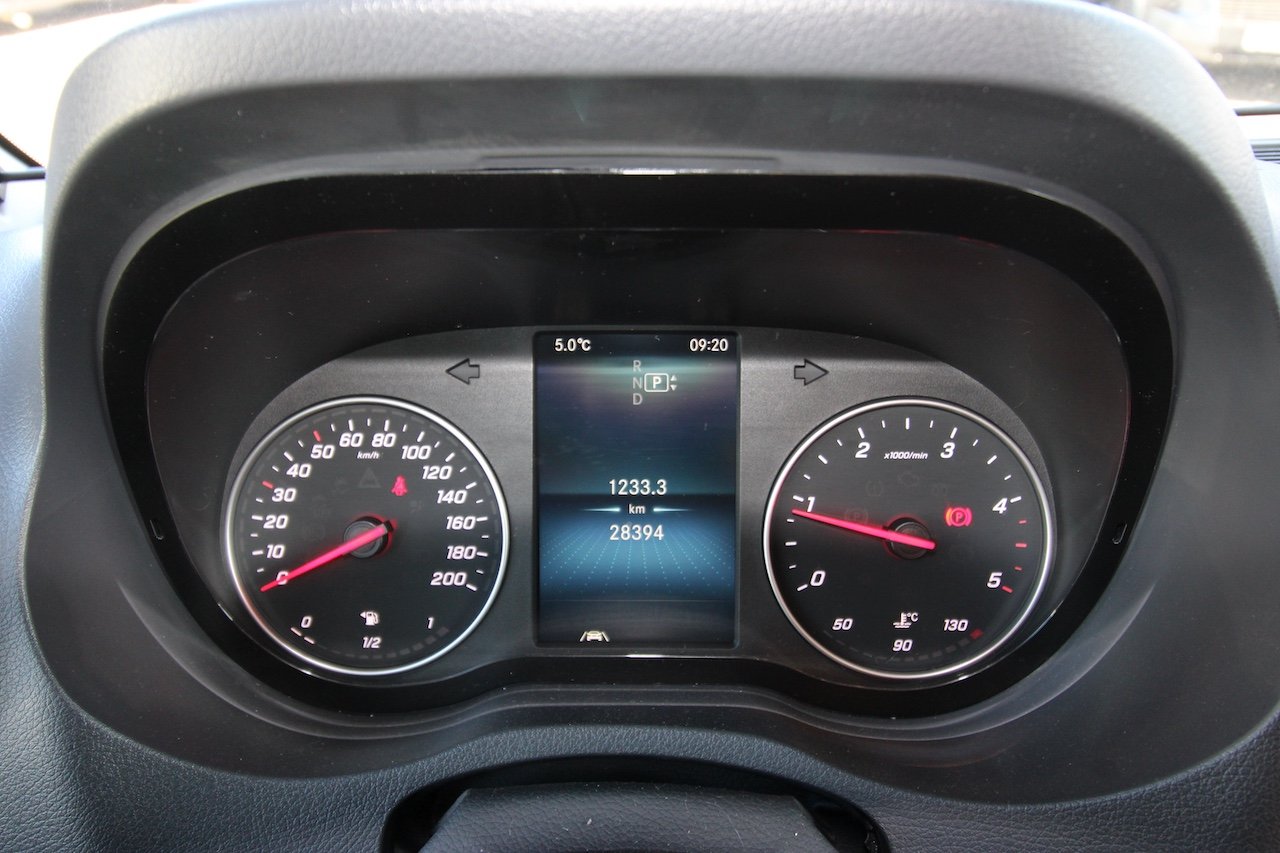 Obrázek zobrazuje palubní desku obytného auta s tachometrem a otáčkoměrem. Aktuální teplota: 5 °C.