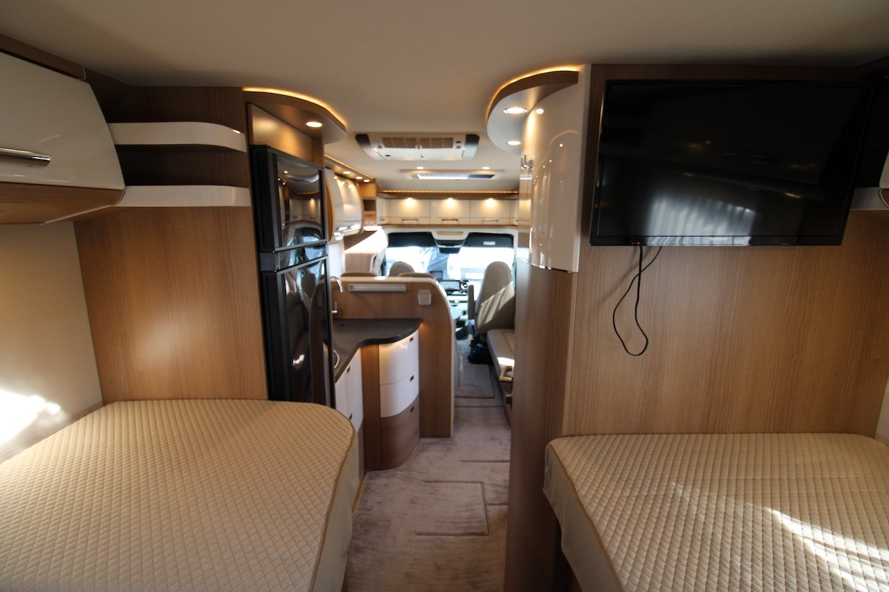 Nábytek a vybavení v moderním obytném autě s pohodlným uspořádáním a televizí.