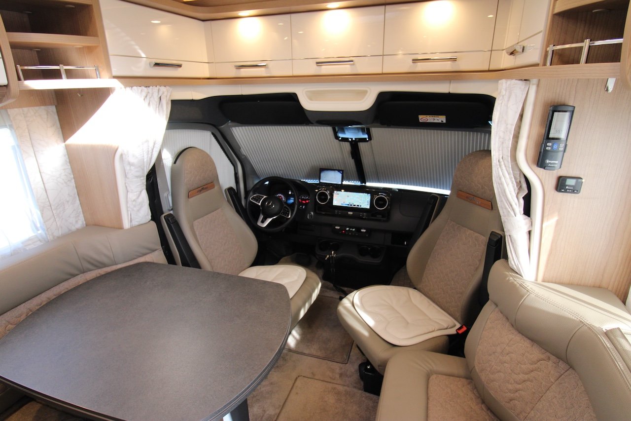 Obytné auto s moderním interiérem, pohodlnými sedačkami a dostatkem úložného prostoru. Ideální pro cestování.