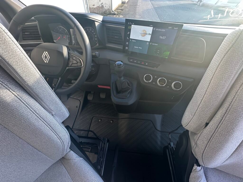 Interiér obytného auta Renault s moderním infotainmentem a pohodlnými sedadly, ideální pro cestování.