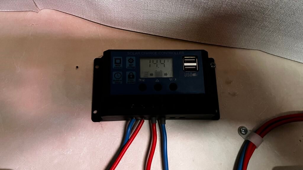 Na obrázku je solární regulátor nabíjení pro obytné auto, pomáhá efektivně využívat solární energii.