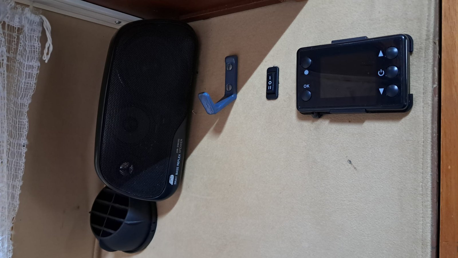 Obrázek zobrazující audio systém a ovládací panel v obytném autě. Není viditelná značka ani model.