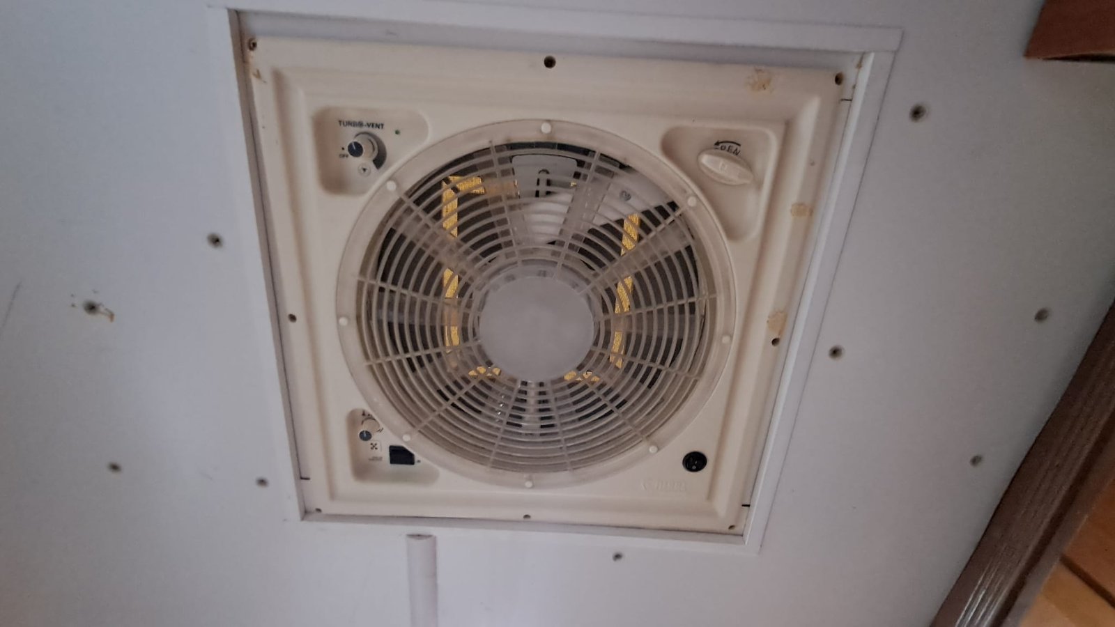 Obrázek zobrazuje stropní ventilátor, který zajišťuje ventilaci v obytném autě.