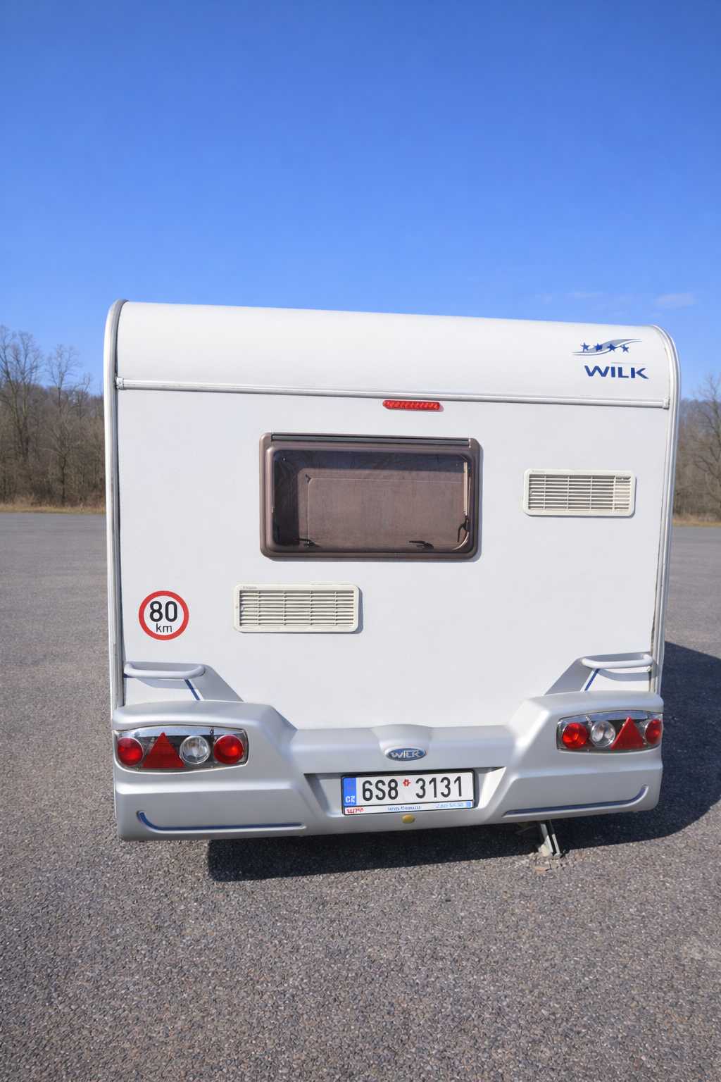 Karavan Wilk s rychlostním omezením 80 km/h. Ideální pro vaše dobrodružství na cestách.