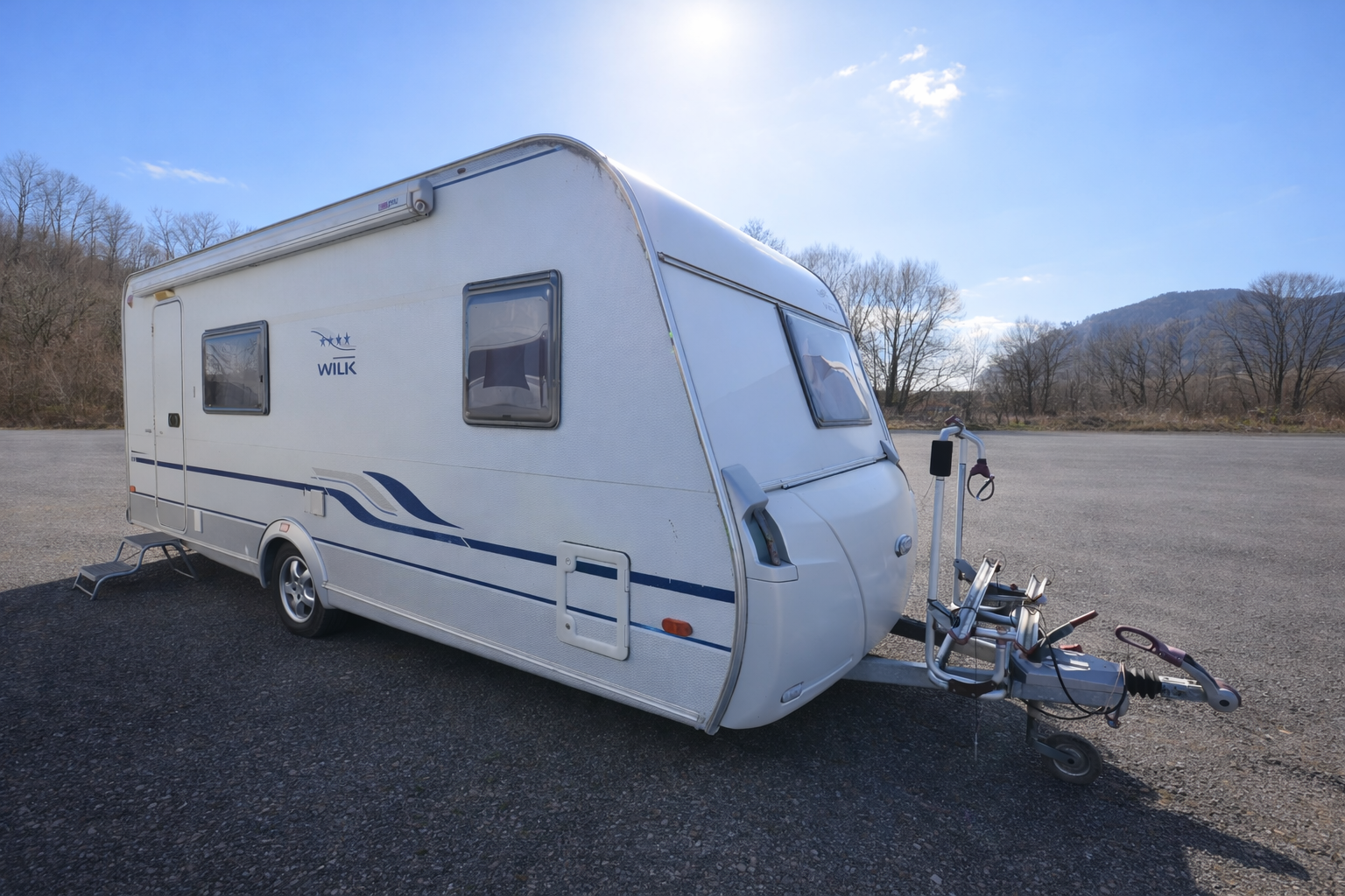 Karavan Wilk s moderním designem a praktickými funkcemi pro pohodlné cestování.