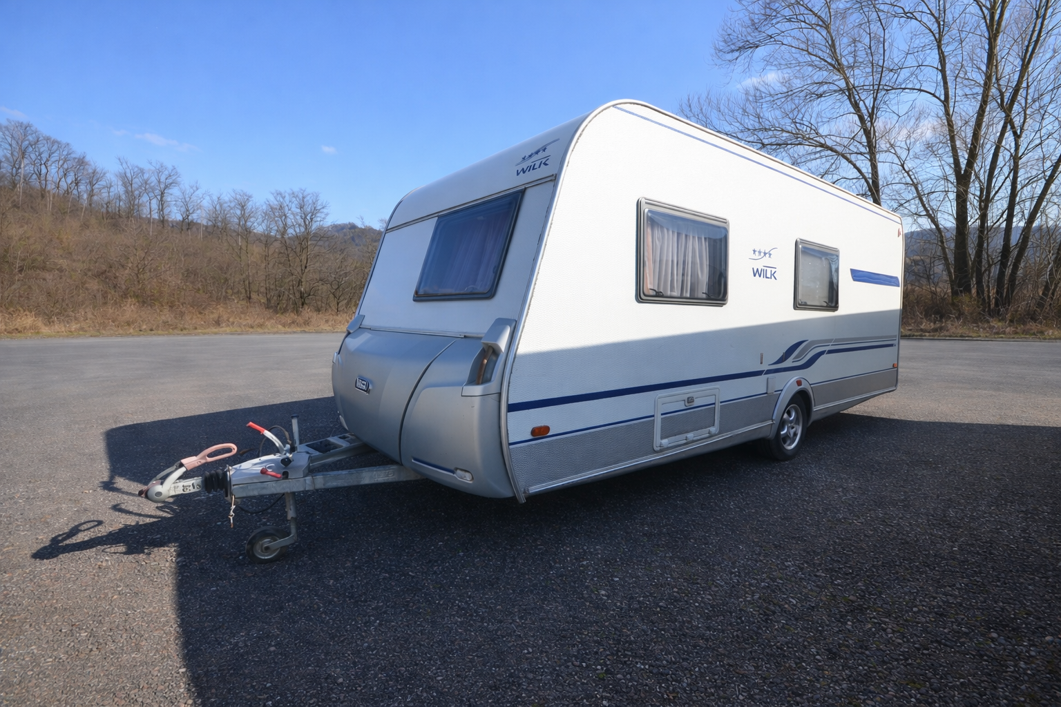 Přívěs za auto Wilk, ideální pro pohodlné cestování a kempování. Prozkoumejte volnost na cestách!