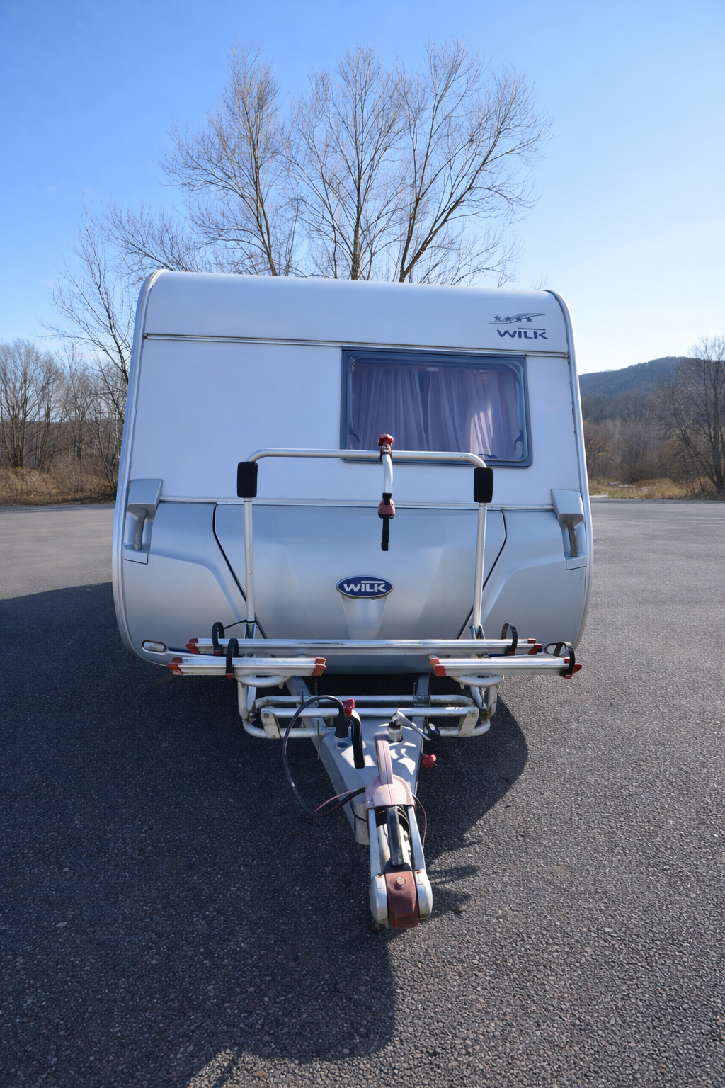 Karavan Wilk s moderním designem, ideální pro pohodlné cestování a kempování v přírodě.