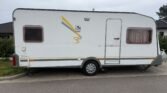 Karavan Knaus s moderním designem a praktickým uspořádáním, ideální pro pohodlné cestování.