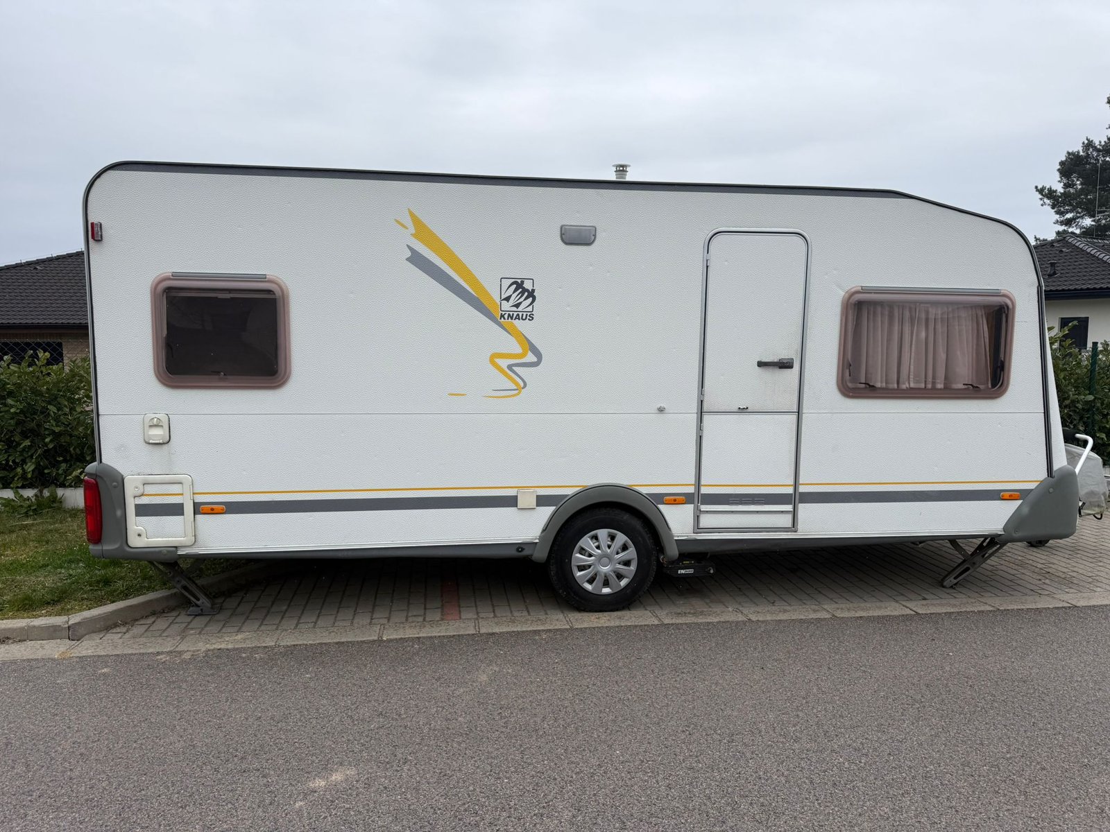 Karavan Knaus s moderním designem a praktickým uspořádáním, ideální pro pohodlné cestování.