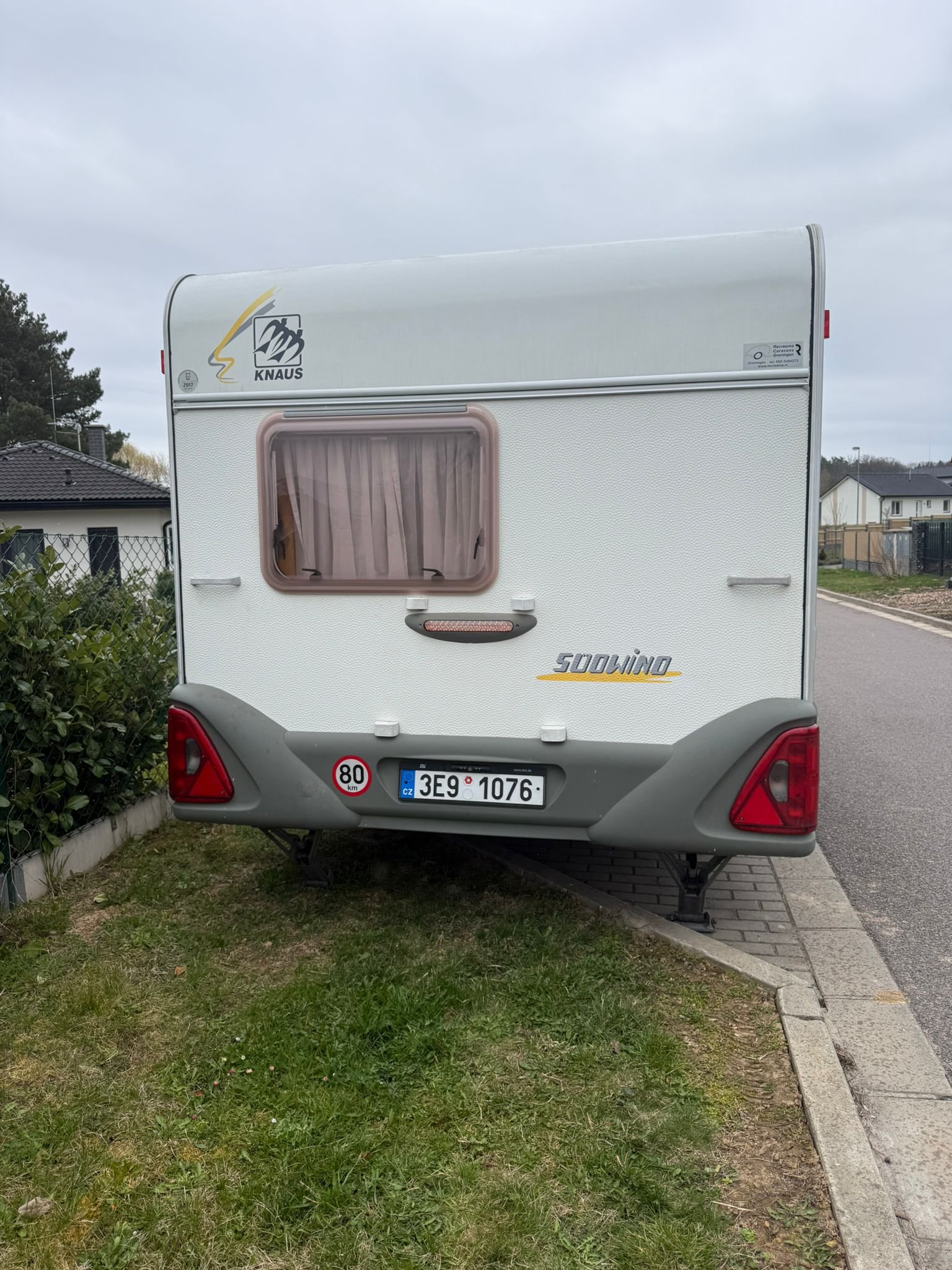 Karavan Knaus Sudwind stojí na trávě, připraven na dobrodružství. Ideální pro vaše cestování!