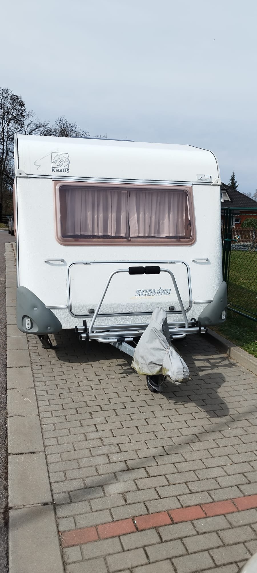 Karavan Knaus, model 500. Ideální pro rodinné výlety a pohodlné kempování.