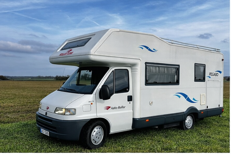 Obytné auto Auto-Roller Pegaso 650 na louce s modrou oblohou. Ideální pro cestování a dobrodružství.