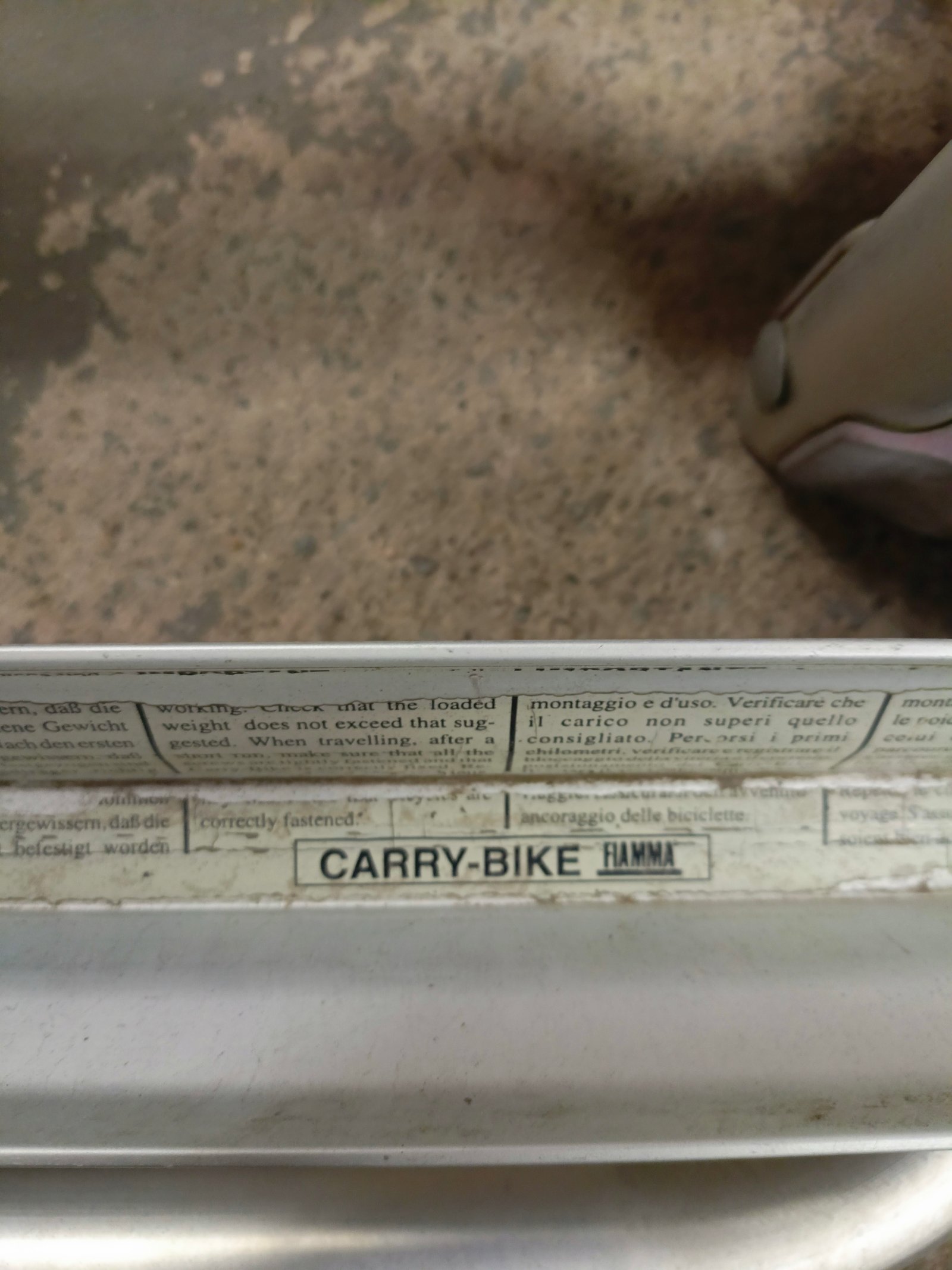 Obrázek zobrazuje nosič kol Carry-Bike značky Fiamma, vhodný pro obytné vozy nebo karavany.