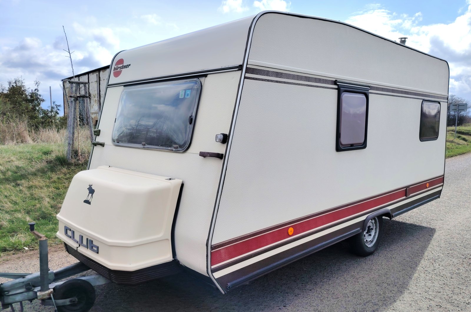 Karavan Bürstner Club na silnici, ideální pro pohodové cestování a kempy v přírodě.
