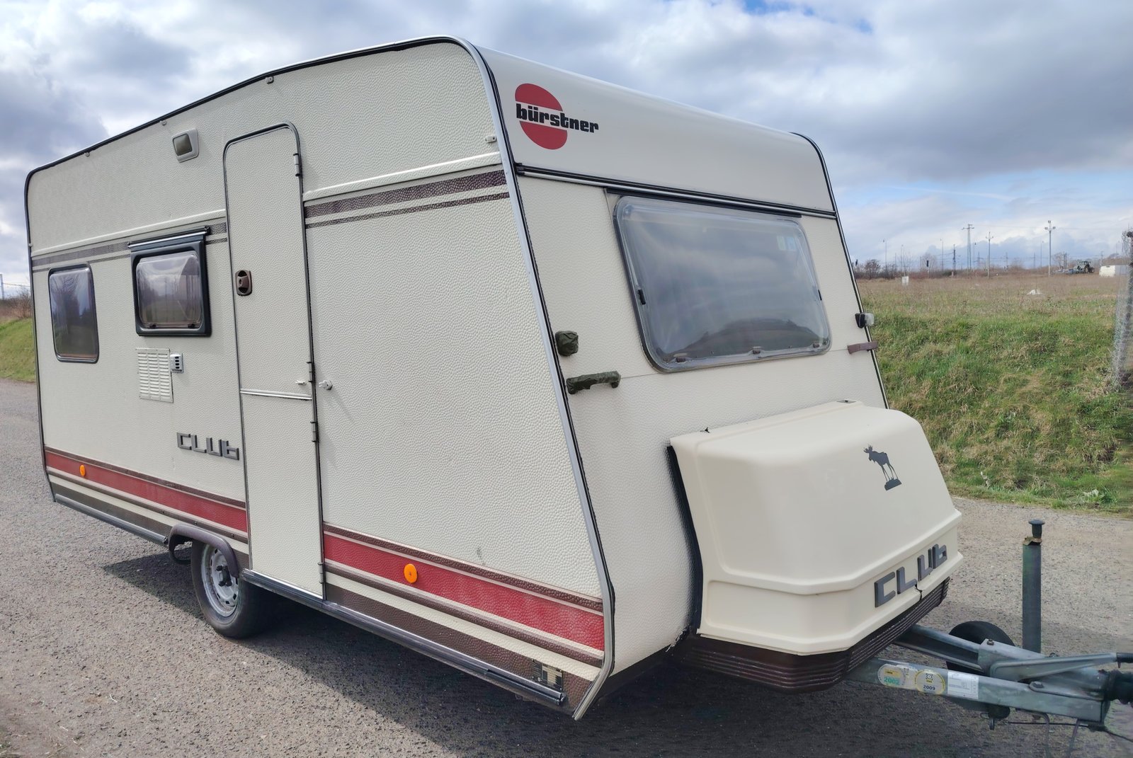 Karavan Bürstner Club s minimalistickým designem a klasickými prvky pro pohodlné cestování.