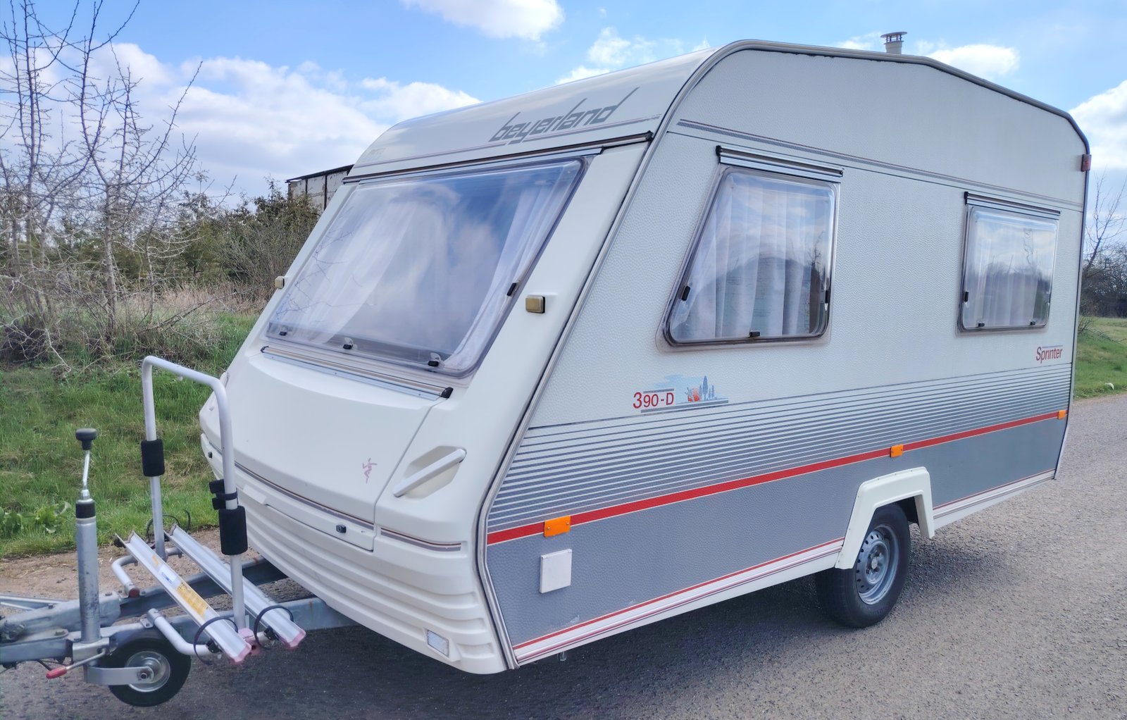 Karavan Beyerland 390-D, ideální společník pro vaše dobrodružství v přírodě.