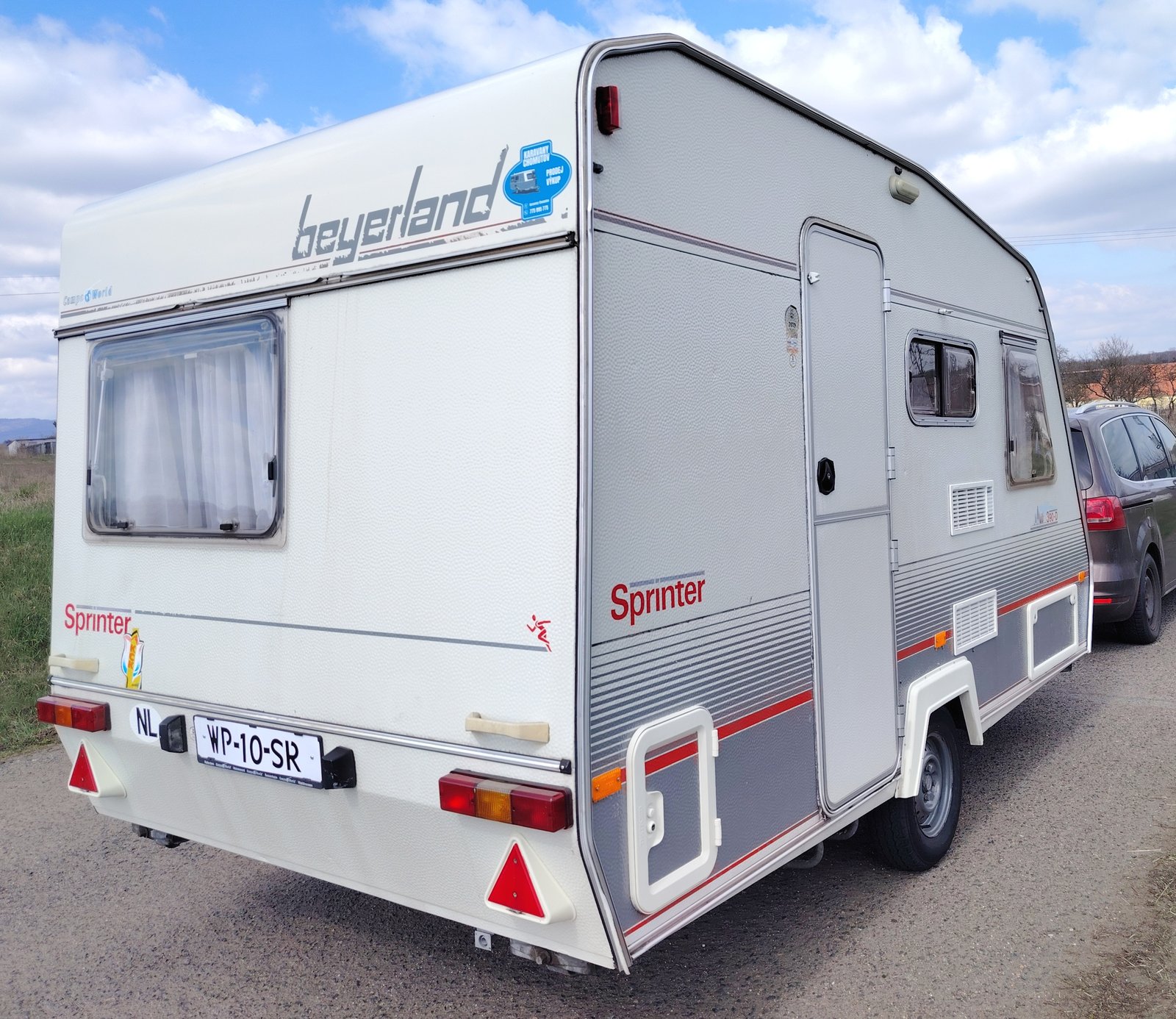 Karavan Beyerland Sprinter, ideální společník na vaše dobrodružství. Vybavený pro komfortní cestování.