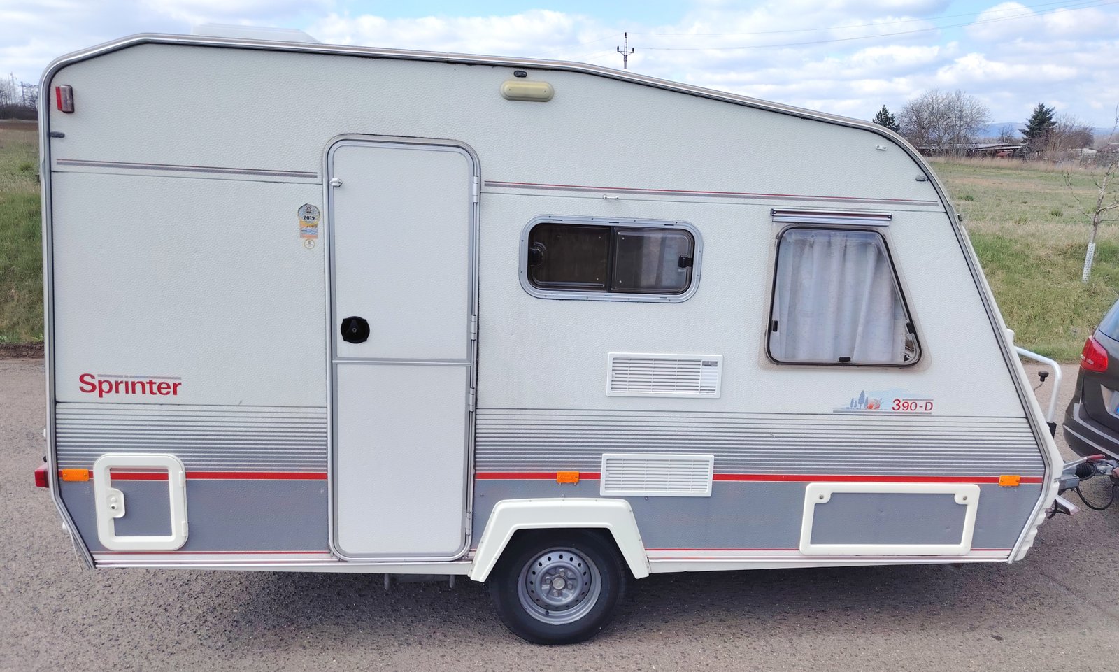 Karavan Sprinter 390-D, ideální pro komfortní cestování a kempování. Perfektní volba pro dobrodružství na cestách.