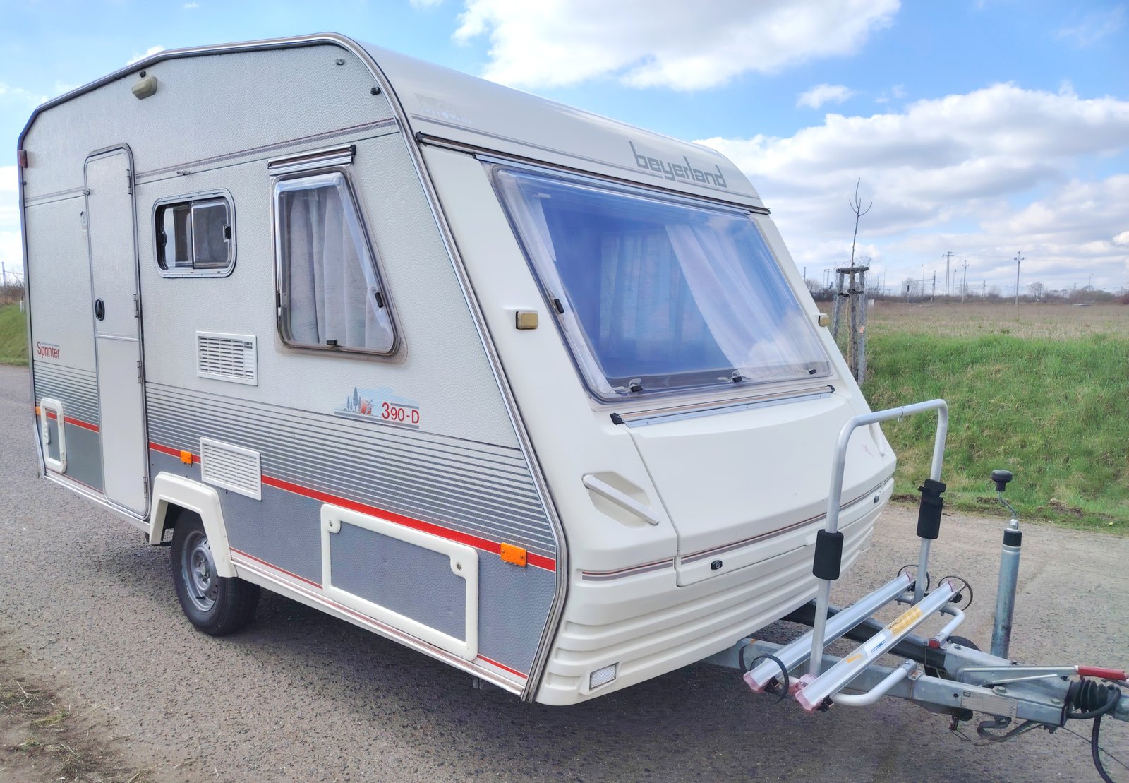 Karavan Beyerland 390-D, elegantní design a pohodlný interiér pro skvělé cestování.