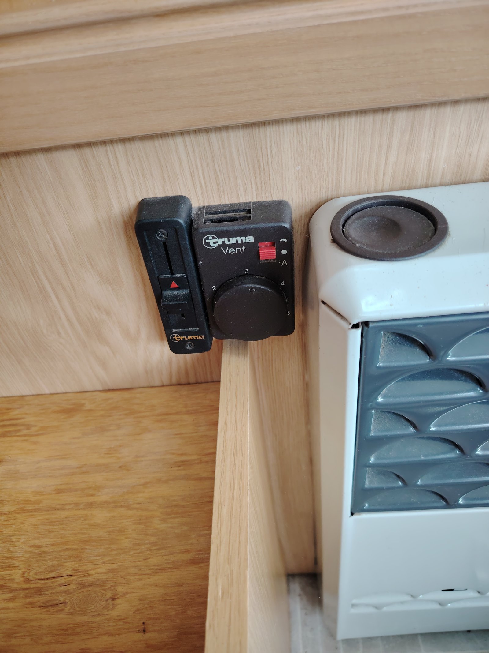 Obrázek ukazuje ovládání topení značky Truma v karavanu. Funkční a praktické pro pohodlí na cestách.