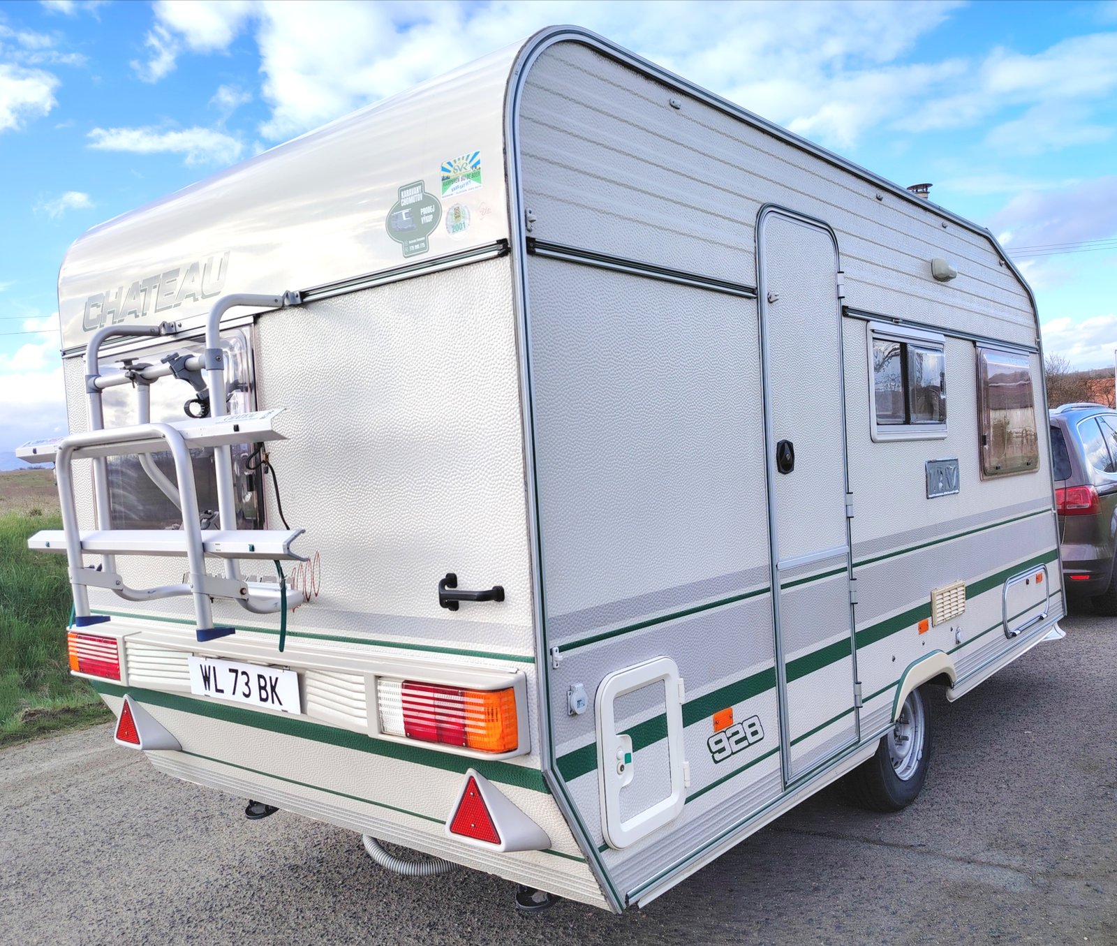 Karavan Chateau 928 s praktickým designem a prostorným interiérem. Ideální na dobrodružné výlety.