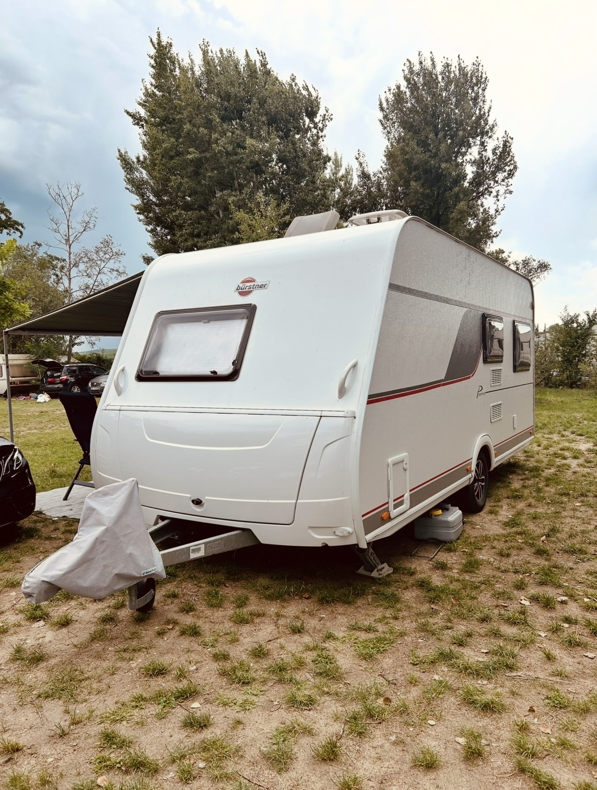 Karavan Bürstner s elegantním designem, ideální pro pohodlné cestování a kempování.