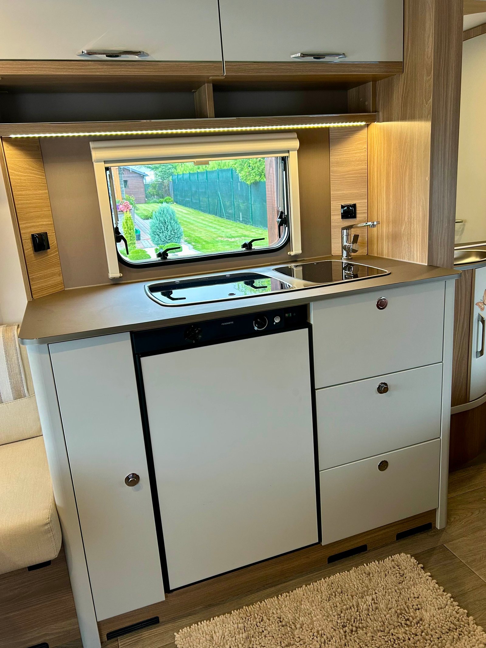 Moderní vybavení kuchyně v obytném autě s prostorem na vaření a úložným prostorem. Ideální pro kempování.