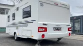 Karavan Adria Adora s moderním designem a prostorným interiérem pro pohodlné cestování.