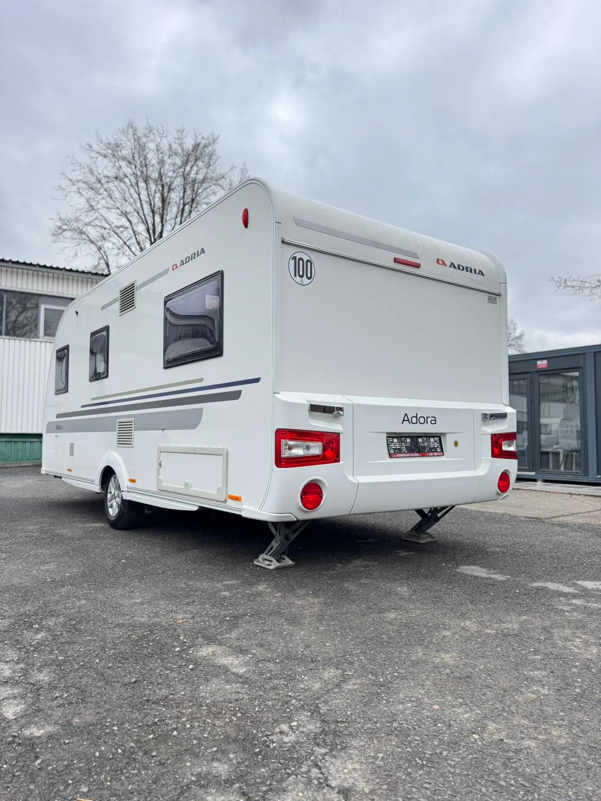 Karavan Adria Adora s moderním designem a prostorným interiérem pro pohodlné cestování.