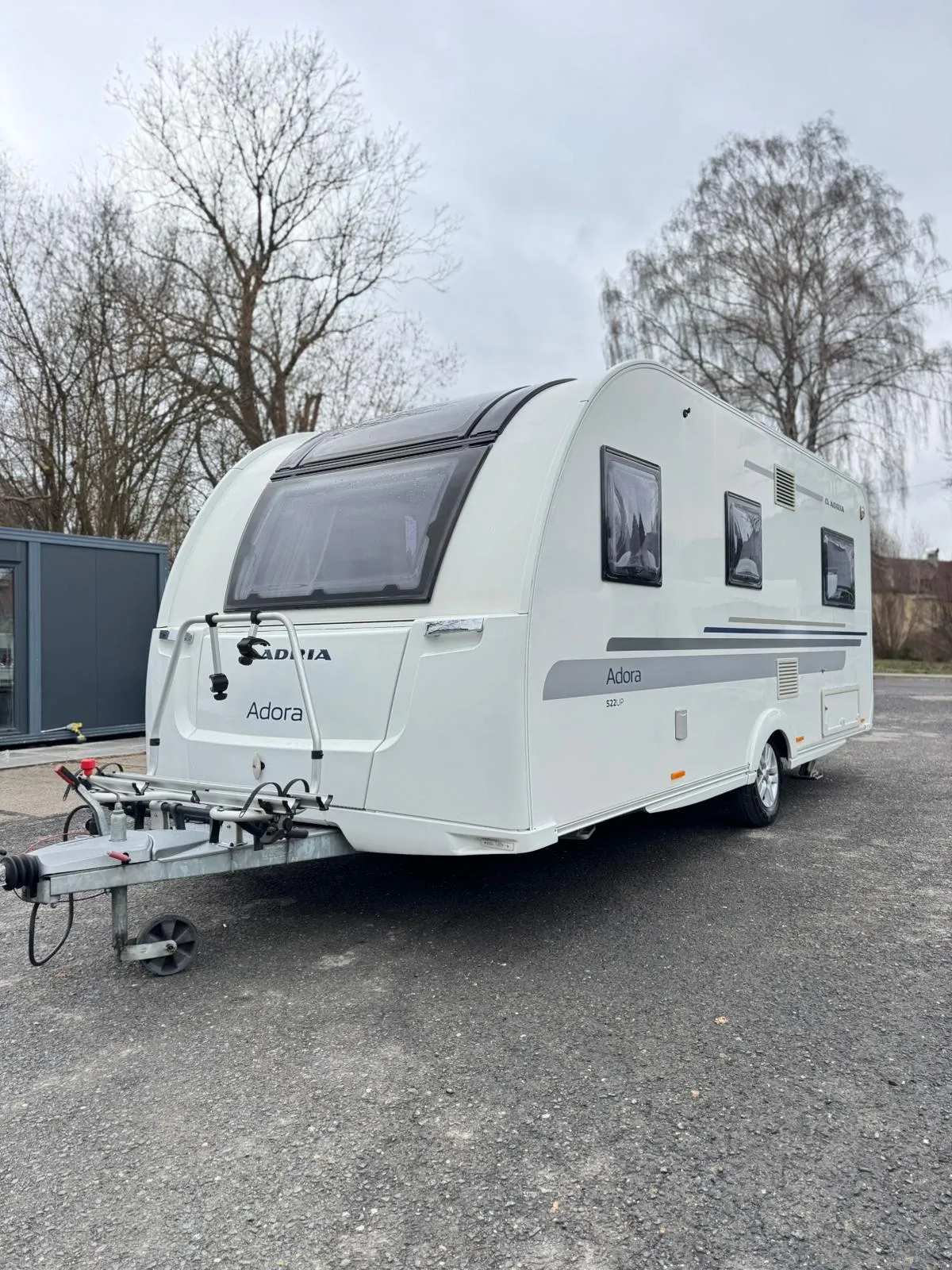 Karavan Adria Adora 532 DP v bílé barvě se moderním designem, ideální pro cestování a dovolené.