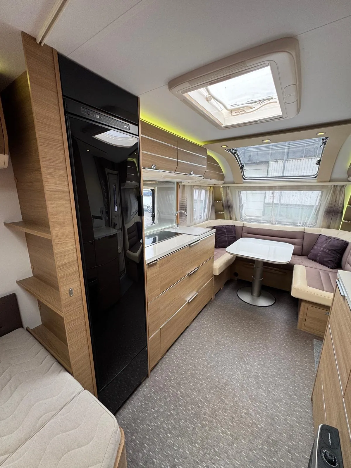 Moderní karavan s prostorným interiérem a vybavenou kuchyní. Ideální pro pohodlné cestování.