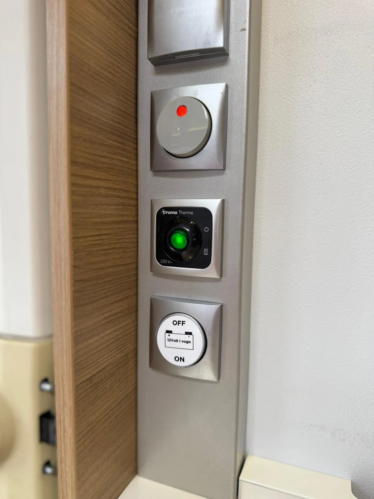 Obrázek ovládacích panelů s funkcemi pro obytné auto, zřejmě součást vybavení karavanu.